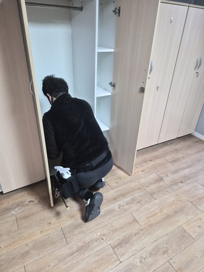 붙박이장 안쪽을 청소하는 모습