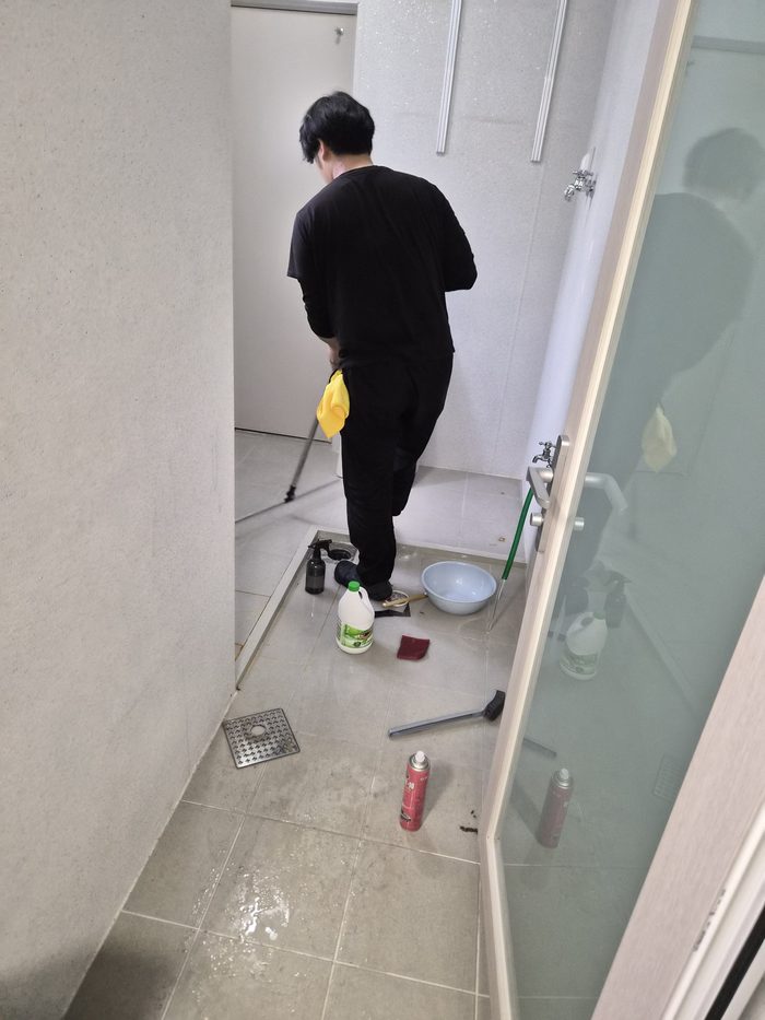 욕실을 청소하는 모습
